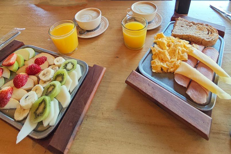 Brunch con café, huevos, frutas y tostadas en Café Bolívar