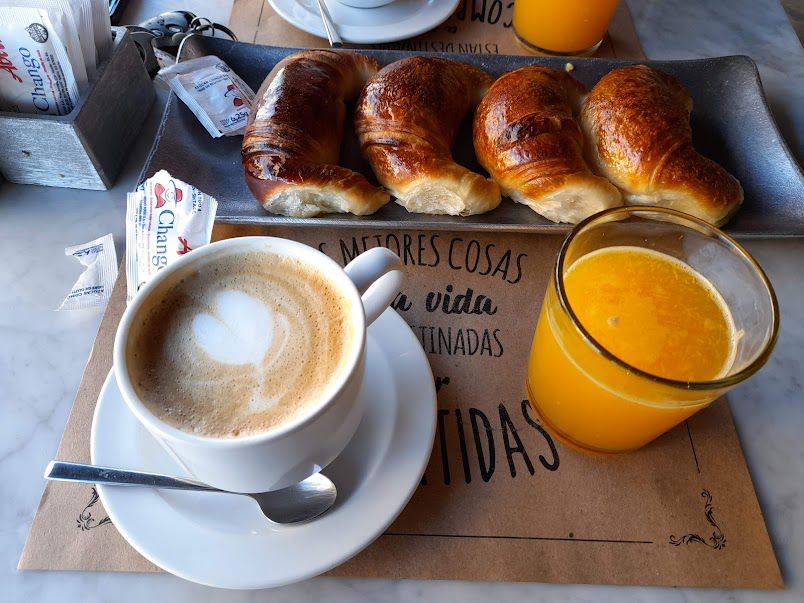 Café, medialunas y exprimido en nuestra mesa. Ver más en Instagram.
