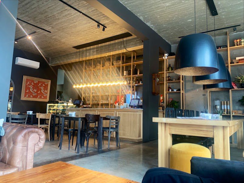 Barra, mesas y luces cálidas del salón de Café Bolívar